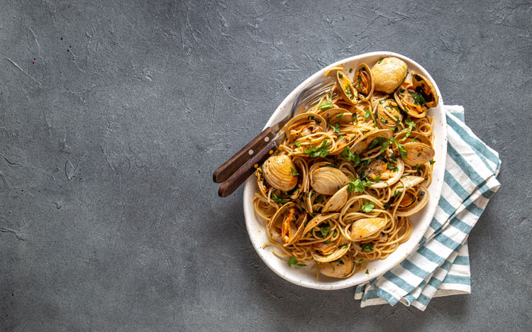 Pasta con salsa de almejas y chorizo